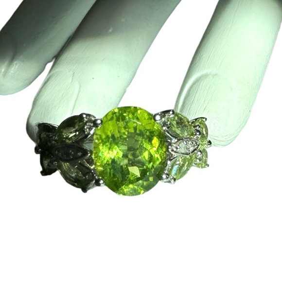 Beautiful chartreuse green peridot ring 💚 - Picture 11 of 16